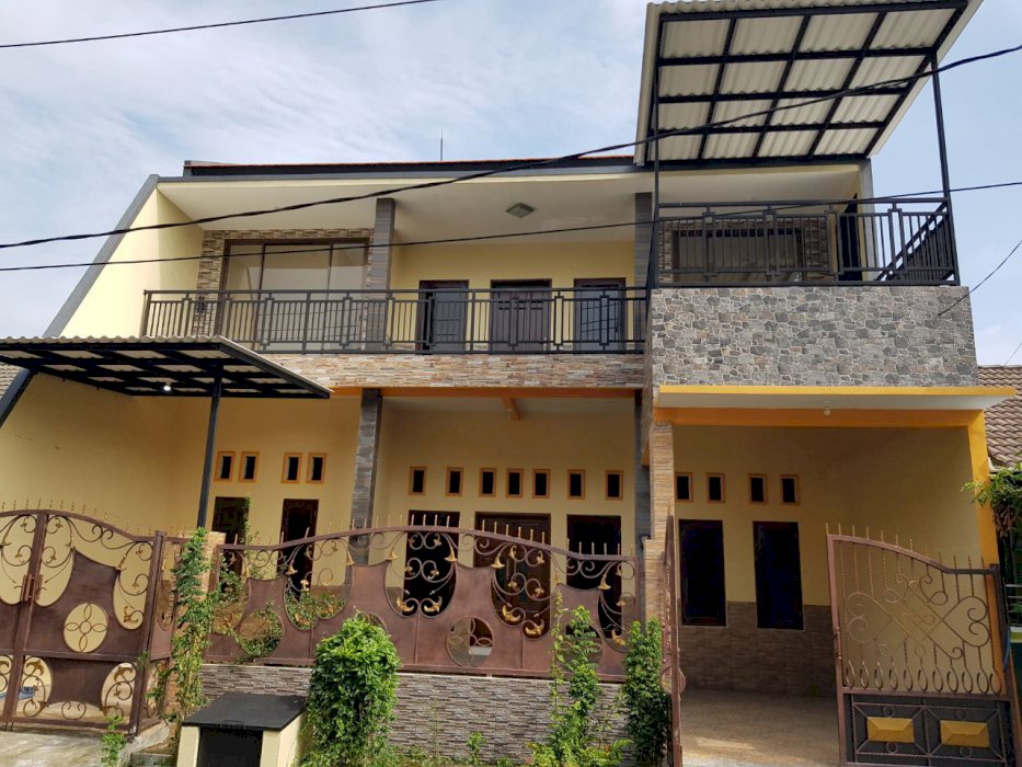 Dijual Rumah Cantik & Luas dekat Bundaran Waru Surabaya