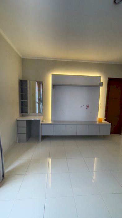 Rumah siap huni! Dijual Cepat Lokasi di Premier Village, Cipondoh