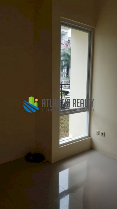 Dijual rumah hoek 2 lantai rapi dan bersih