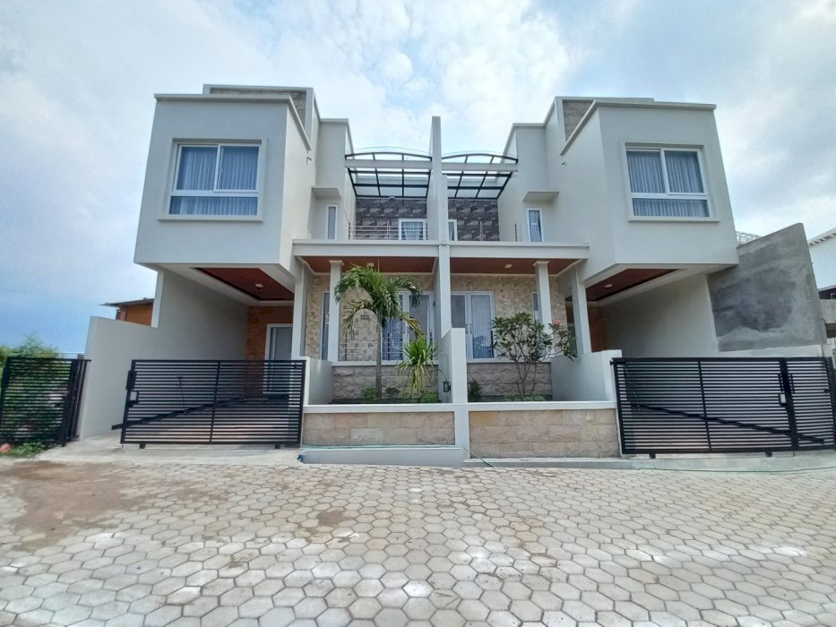 Rumah mewah Candi Kalasan Semarang fasilitas kolam renang