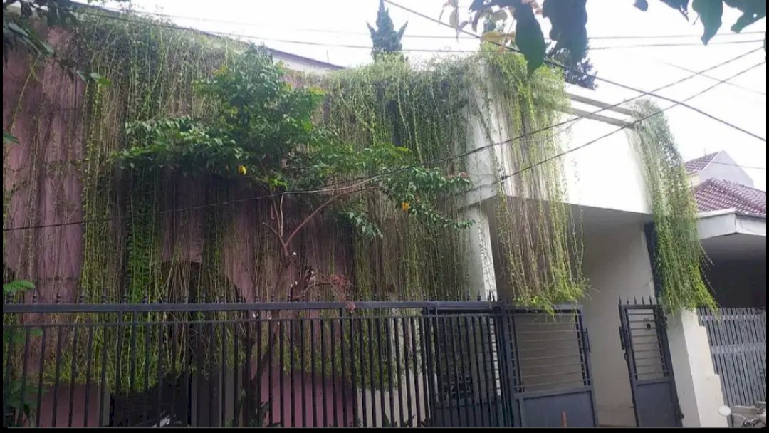 RUMAH ASRI DI Komplek DKI JOGLO,