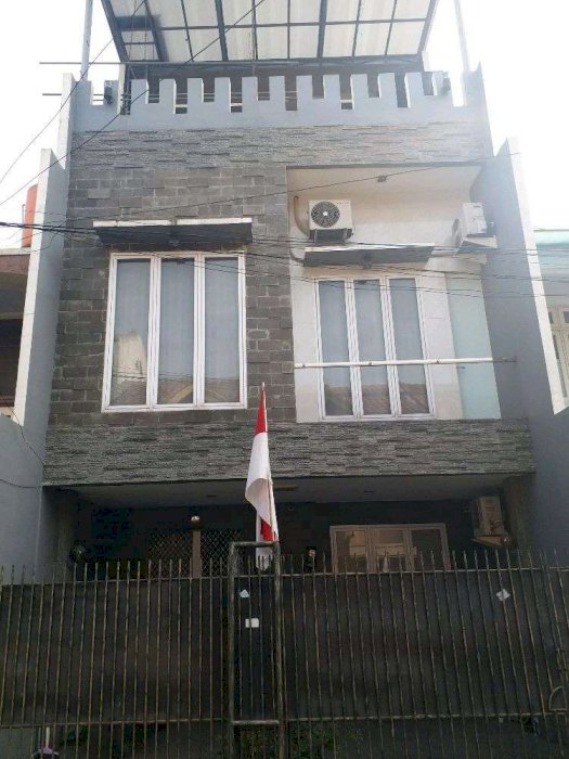 dijual rumah 3 lantai full furnis taman palem lestari