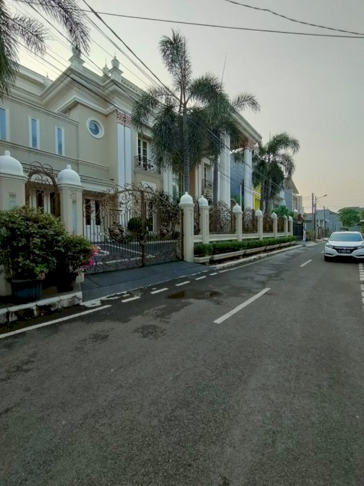 RUMAH DIJUAL FULLY FURNISHED DESIGN CLASSIC MEWAH DALAM KOMPLEK ELITE