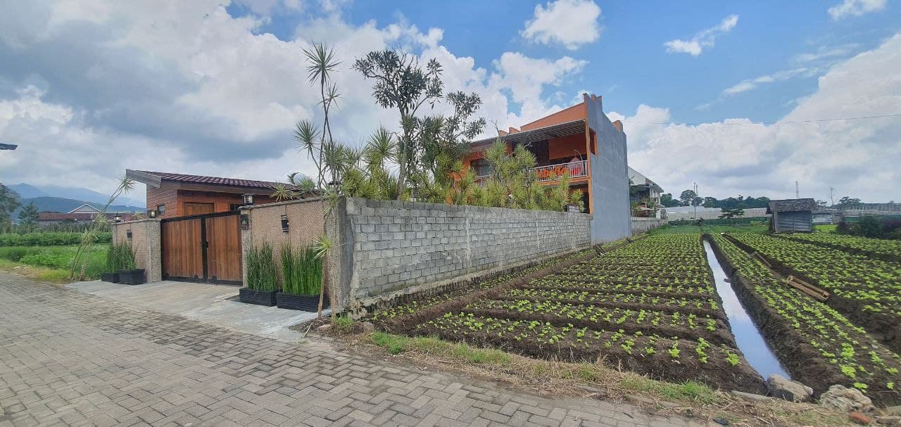 Tanah hunian villa kebun strategis berlokasi di lingkungan jalan metro