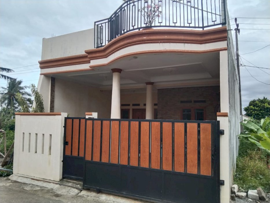 Rumah Desain Klasik, rooftop Siap 2 Lantai Dijual Murah