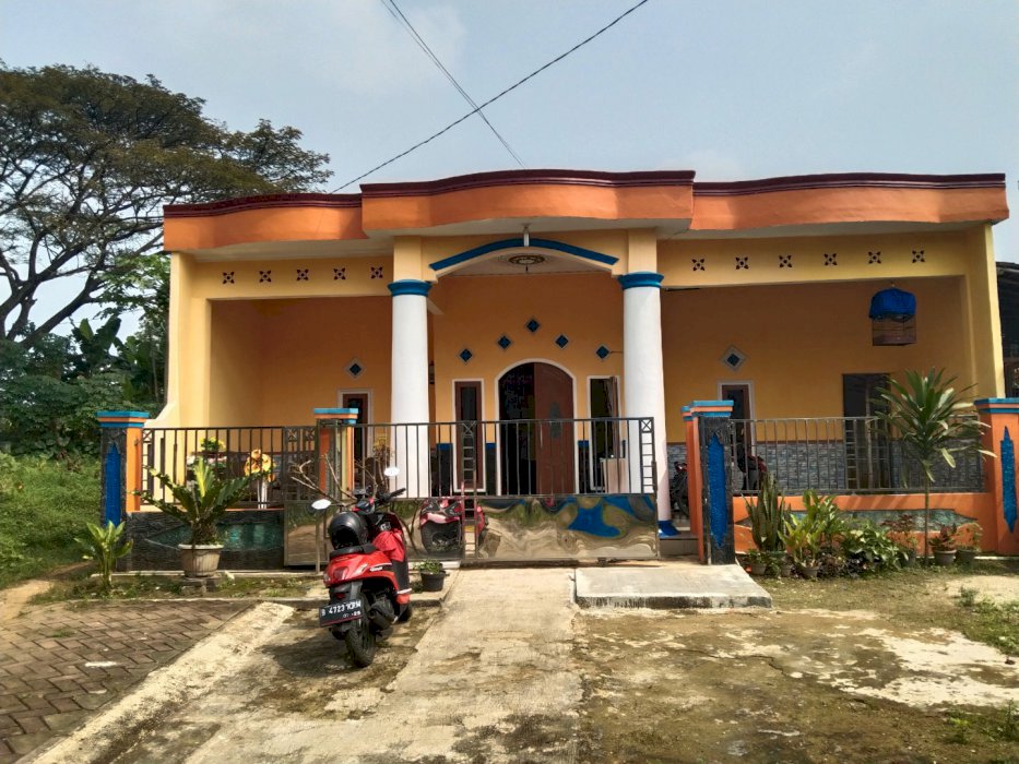 Di jual rumah berikut tanah dan halaman rumah