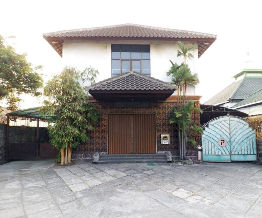 DIJUAL Rumah Besar Pinggir Jalan Raya Semarang, Banyumanik
