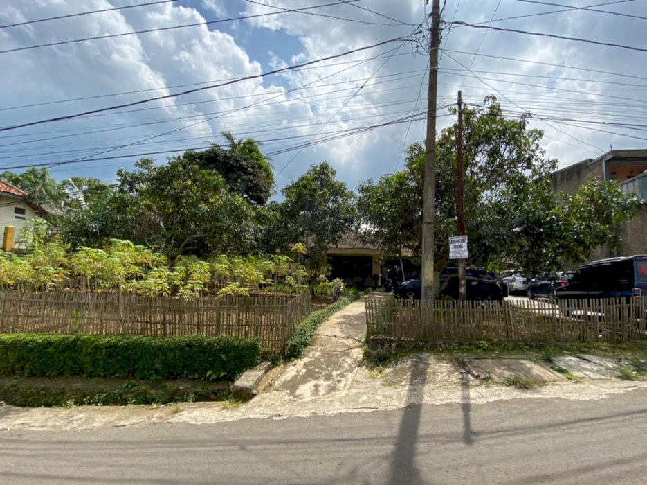 DIJUAL RUMAH DENGAN TANAH YANG LUAS