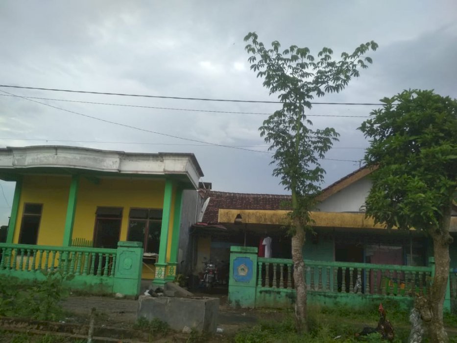 Dua rumah desa jalan aspal desa padat penduduk