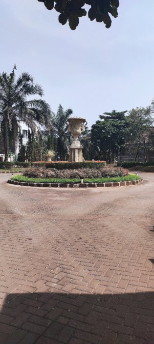 Rumah hook,fasilitas kolam renang..lokasi terbaik Timur Jakarta