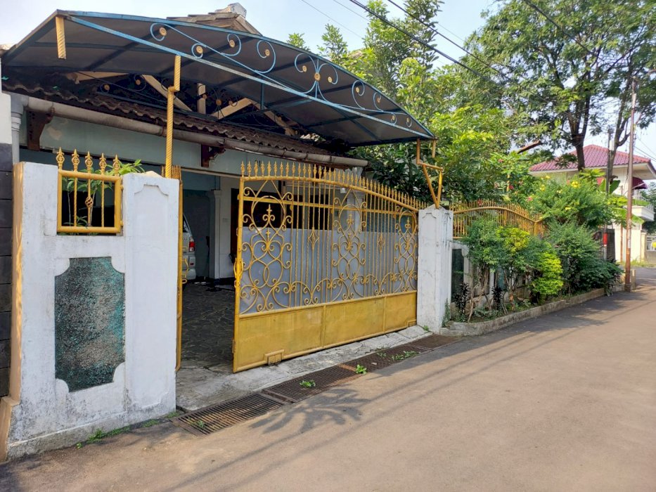 Rumah di Jati Cempaka ASRI banyak Pohonan nya