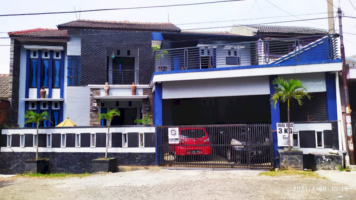 rumah beserta usaha (Gor futsal, badminton, etc dan Kafe cofee)
