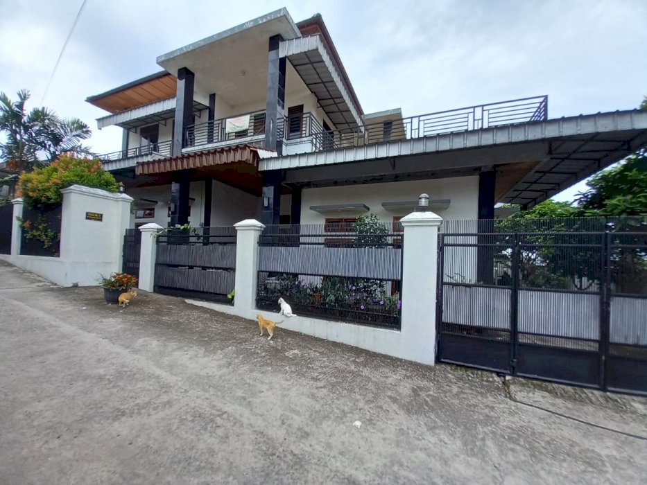 Rumah tingkat dua ada kolam ikan