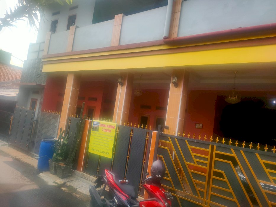 DIJUAL RUMAH 2 LANTAI DI PINGGIR JALAN KAMAR BAWAH 2 KAMAR ATAS 3 .