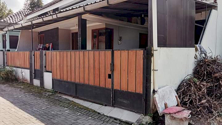 DIJUAL RUMAH DUA LANTAI DEKAT KAMPUS UPY/PGRI