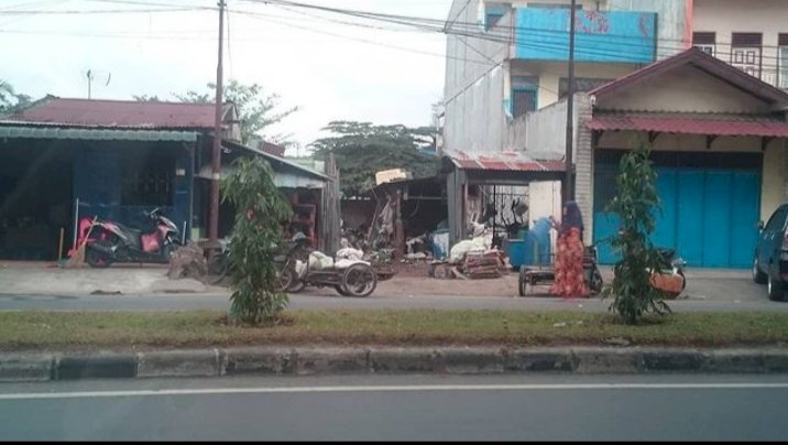 Tanah kosong sedang digunakan gudang jual beli beli barang bekas