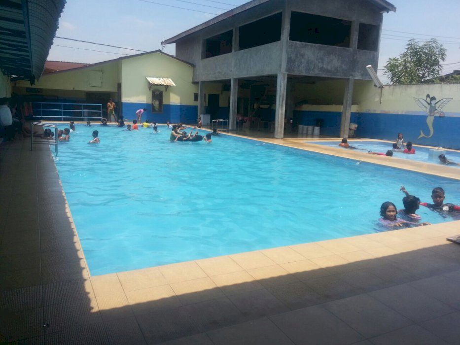 Bangunan komersil kolam renang