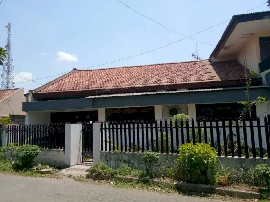 Di jual rumah 2 lantai lokasi strategis