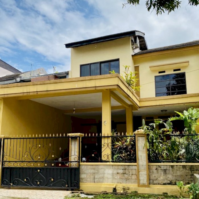 Siap huni rumah 2 lantai , 4 kamar 2 kamar mandi