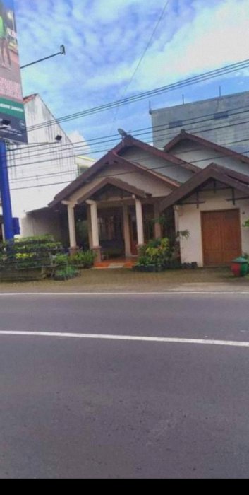 Rumah tepi jalan raya dan strategis Pujon