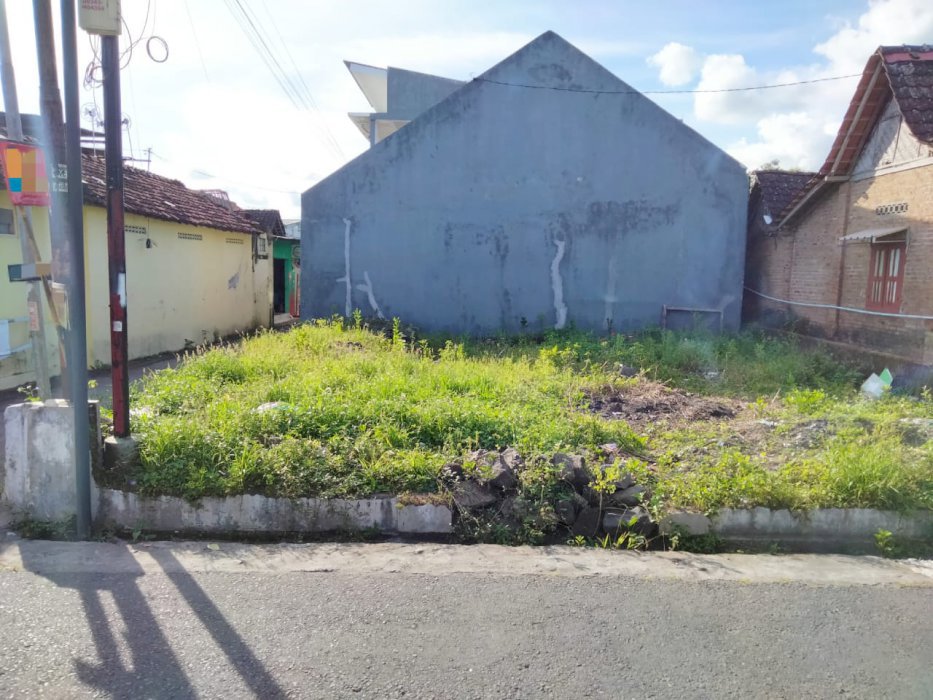 DIJUAL TANAH PINGGIR JALAN ASPAL DEKAT KAMPUS UPY/PGRI