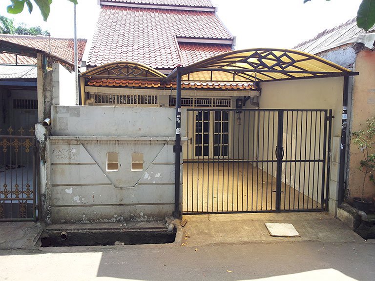 Dijual Rumah Tua LT 150 M di samping Gerbang Tol Meruya Selatan