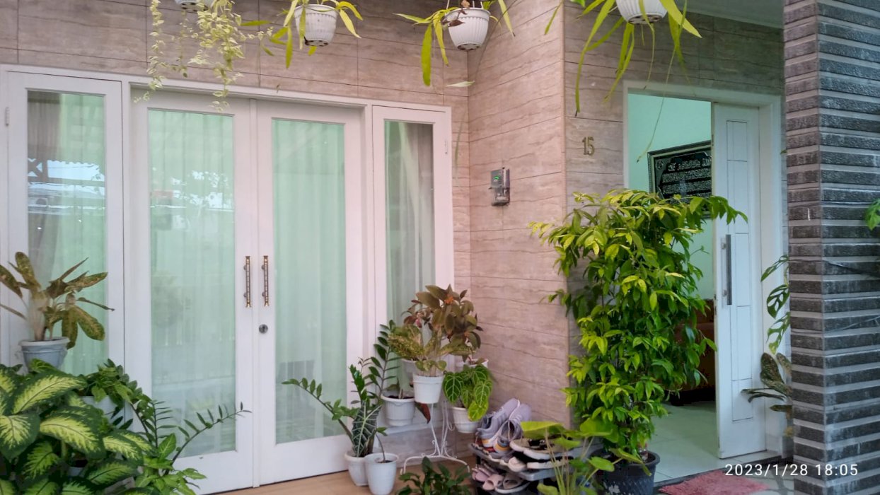 DIJUAL 2 LANTAI TAMAN ROYAL 2 LOKASI SUPER STRATEGIS