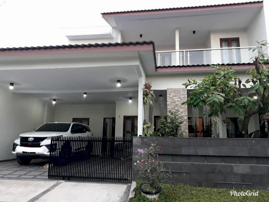 Di jual rumah 2 lantai full furniture.