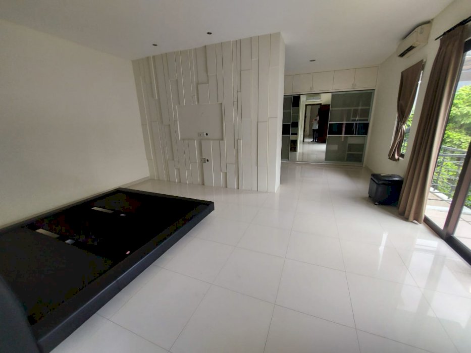 658-Disewakan Rumah 2 Lantai LT 300m LB 320m The Mansion Pakuwon Indah