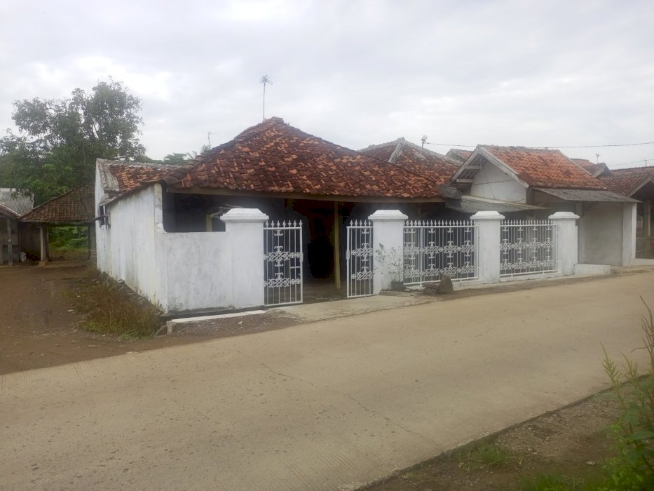 rumah strategis plus satu toko depan rumah