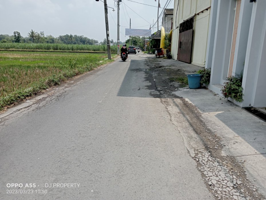 Tanah pinggir aspal dekat kampus UMY