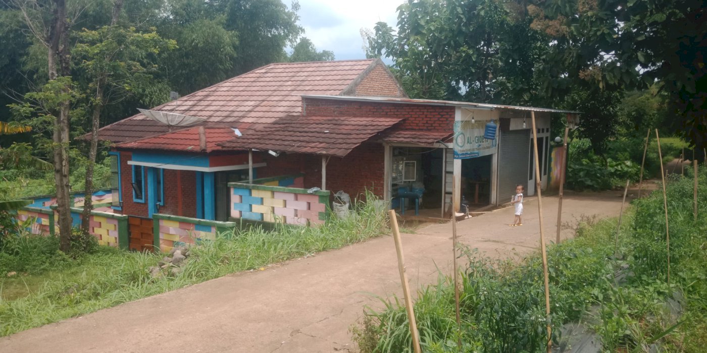 Rumah klasik beserta toko dijalan desa alami  dekat ke wisata ziarah