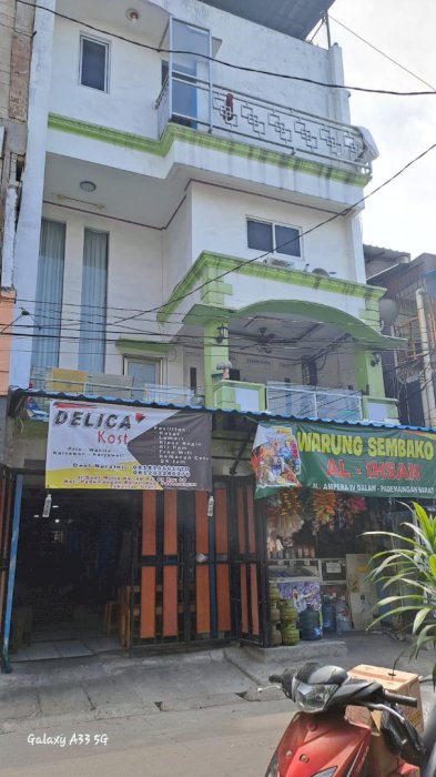 Jual rumah kosan berikut seluruh properti lokasi strategis