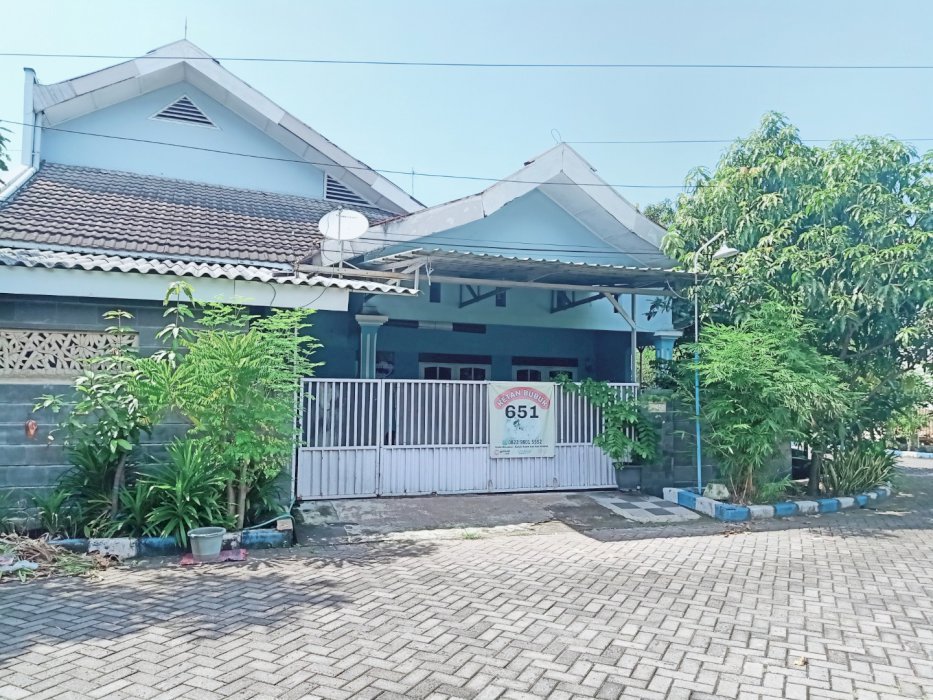 Rumah pojok strategis