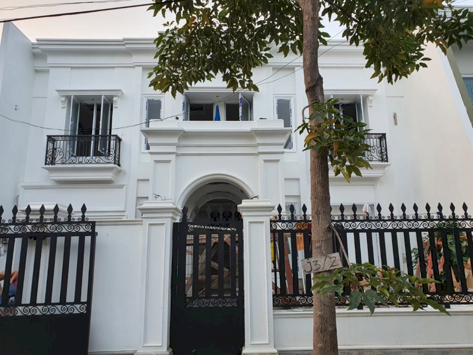 DIJUAL RUMAH ELITE STRATEGIS PURI INDAH