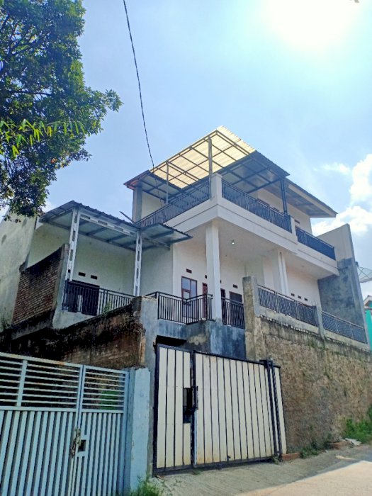 Rumah semi villa ciwidey kolam renang di atas