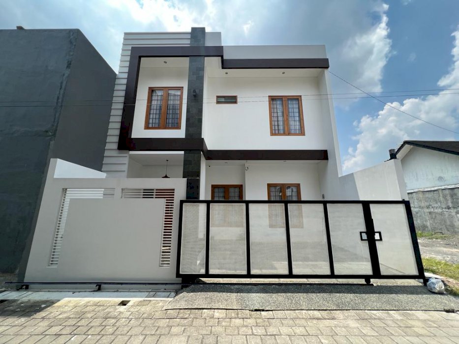 Dijual Rumah Baru Fully Furnished dengan Kolam Renang Pribadi