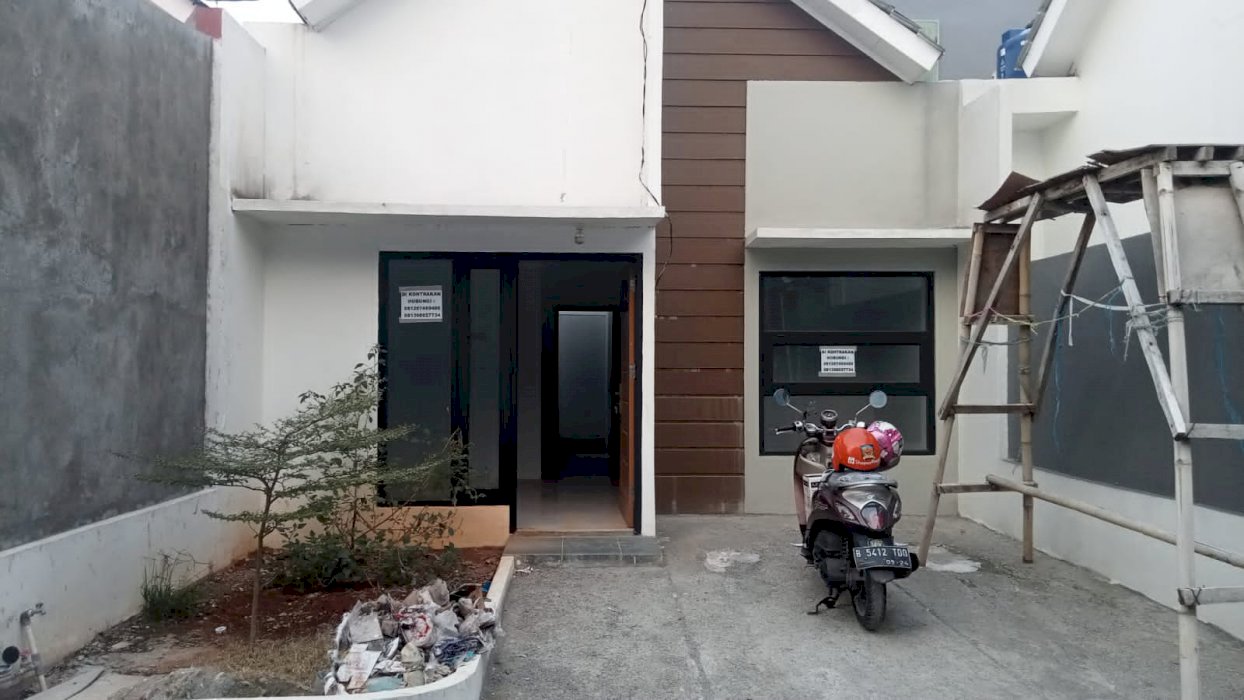 Di kontrakan rumah tahunan di bekasi