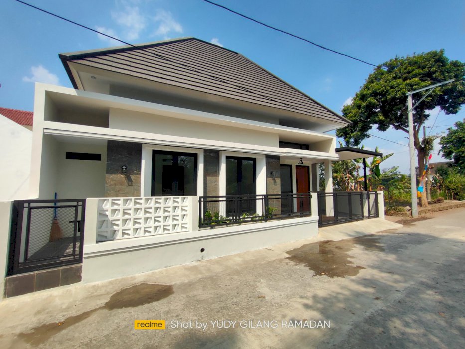 RUMAH BARU SIAP HUNI  DI JL. KALIURANG KM 14 DEKAT KAMPUS UII