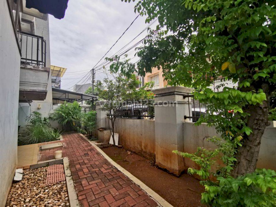 Rumah Belakang Mall, Jalan Lebar 3 Mobil , Sudah Tinggi Dari Jalan di