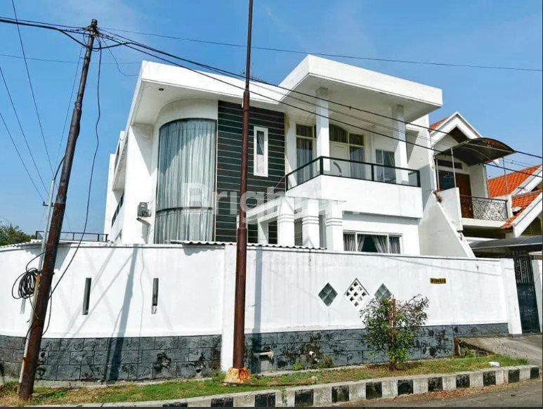 RUMAH HOOK 2.5 LT DI JL DHARMAHUSADA SURABAYA