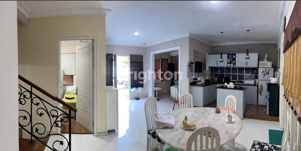 RUMAH 2 LT DI VILA VALENSIA PAKUWON INDAH SURABAYA DEKAT CITRALAND