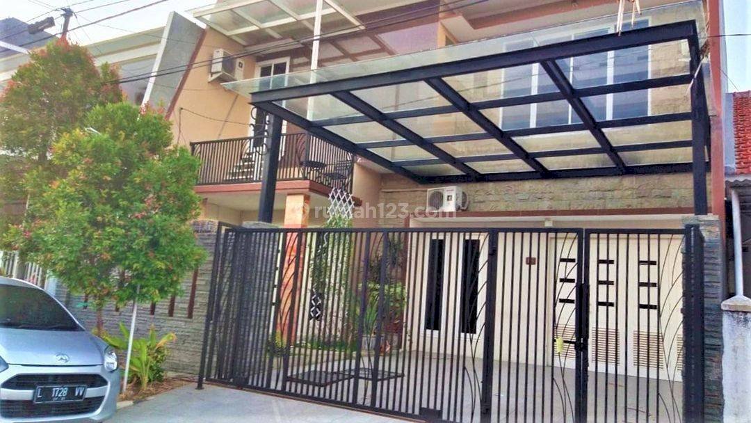 Rumah Modern Minimalis 2 Lantai Sangat Terawat di Rungkut Asri