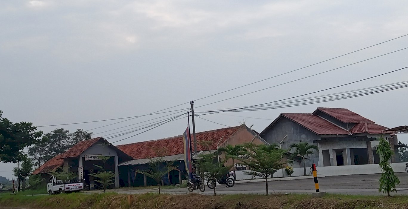 Tanah disertai bangunan rumah, dan kios usaha