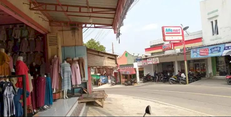 Dijual Ruko Luas di Samping Pasar