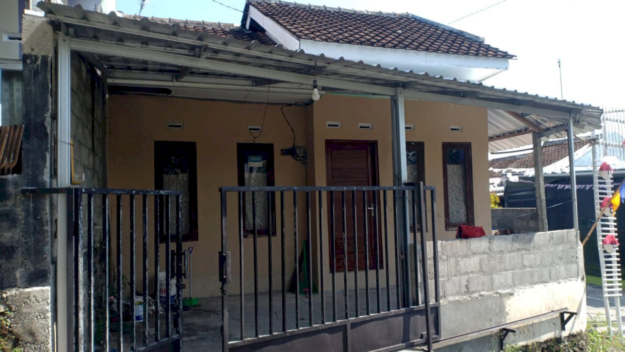 Di jual rumah di area perumahan