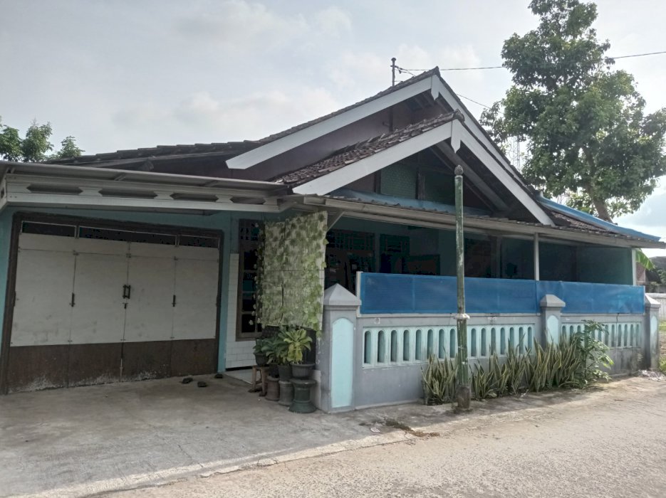 Rumah + bangunan bekas pabrik + tanah
