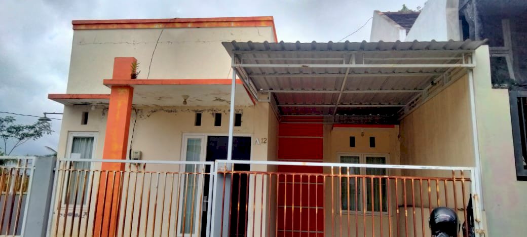 Dijual rumah di komplek D'Ratu Regency