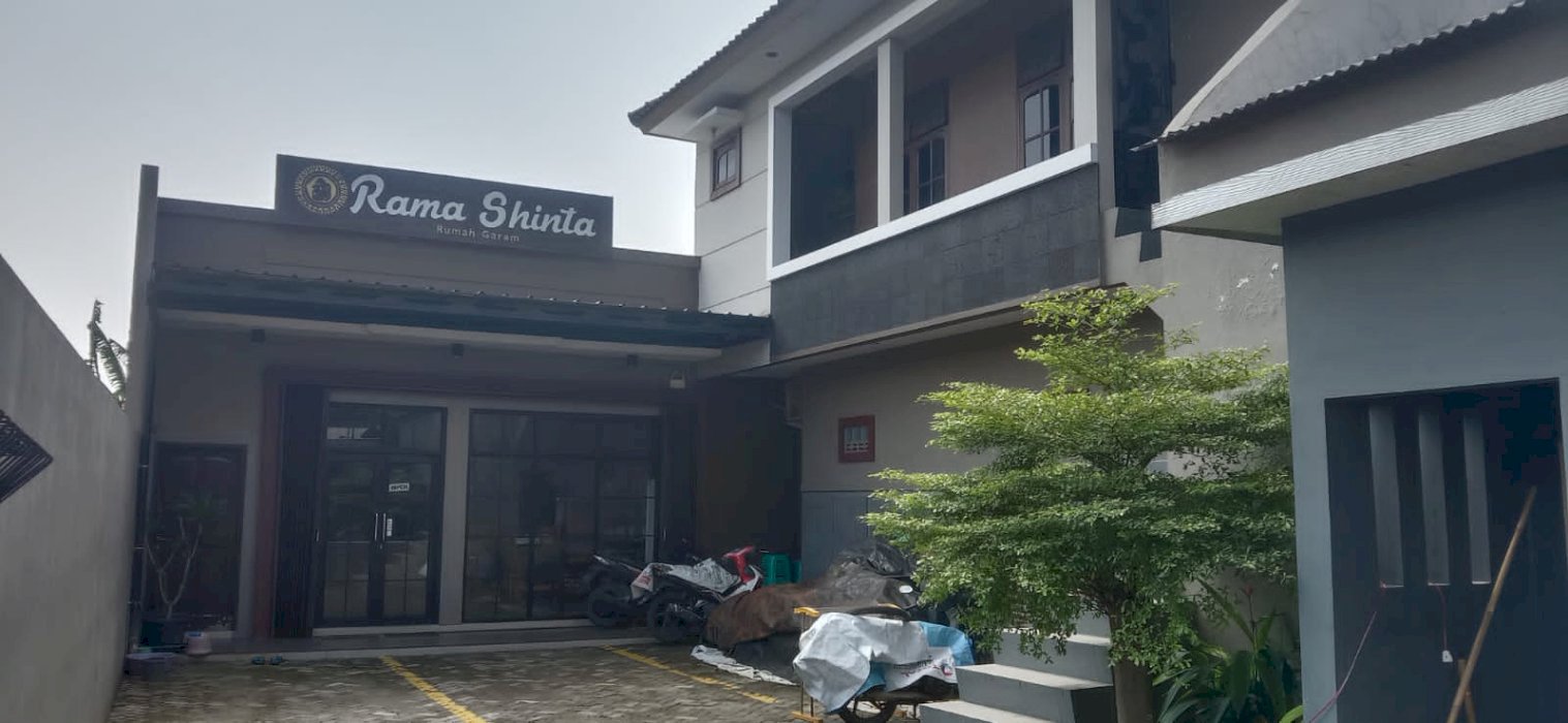 Dijual cepat dan.murah, bangunan bengkel spareparts motor dan galery