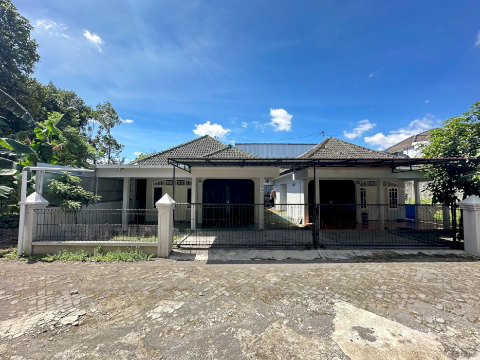 Dijual 2 rumah di Jl. Kalimantan strategis dekat Jl. Kaliurang dan UGM